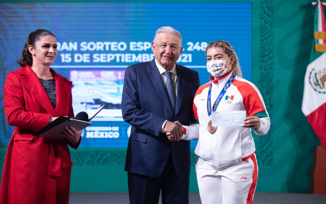 El Presidente López Obrador entrega premios a los deportistas de los juegos Olímpicos