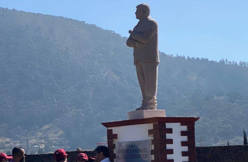 En Atlacomulco ya tiene su estatua Andrés Manuel López Obrador.