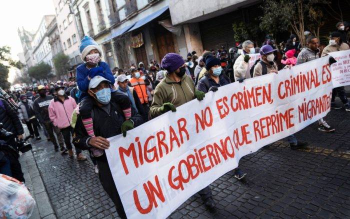 Frente a embajada de EE. UU protestan migrantes en el día internacional del migrante.