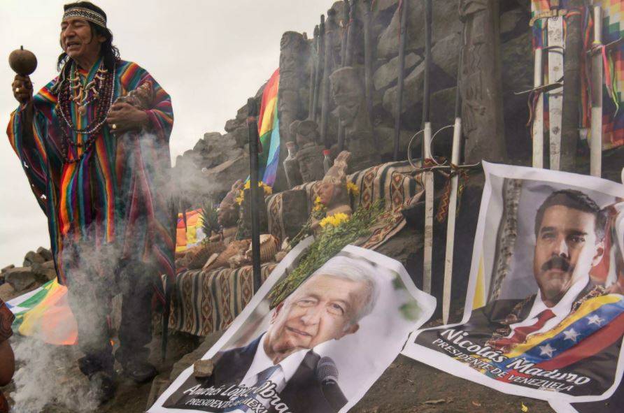 Chamanes del Perú hacen “Limpia” a un cartel con la foto de Andrés Manuel López Obrador, piden que relaciones en el mundo mejoren.