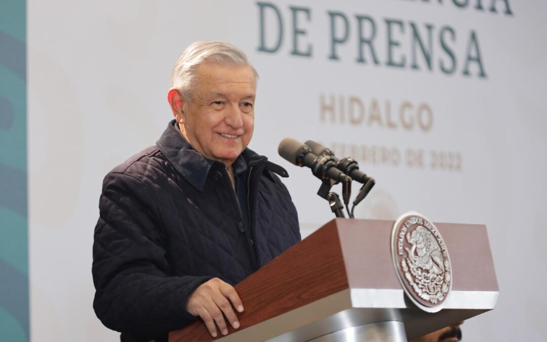 Andrés Manuel López Obrador anuncia la construcción de un hospital en el terreno de la fallida refinería de Calderón.