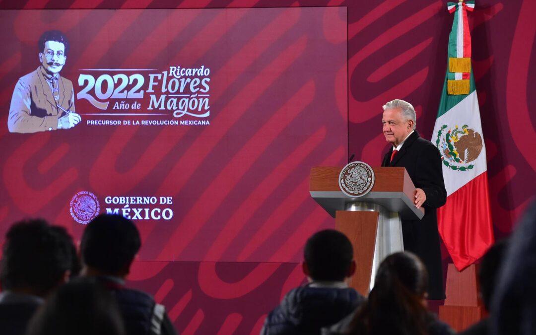 Andrés Manuel López Obrador invita a los normalistas a buscar el dialogo sin violencia.