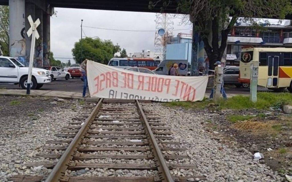 En Michoacán policías resguardan vías férreas ante la movilización.