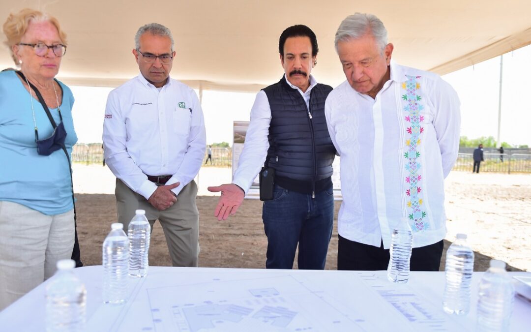 Anuncia plan de Hospital para Tula, Andrés Manuel López Obrador visita barda de refinería de Calderón.