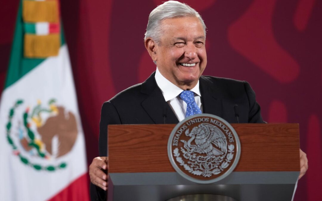 Andrés Manuel López Obrador se pitorrea de la oposición y la casa de lego.