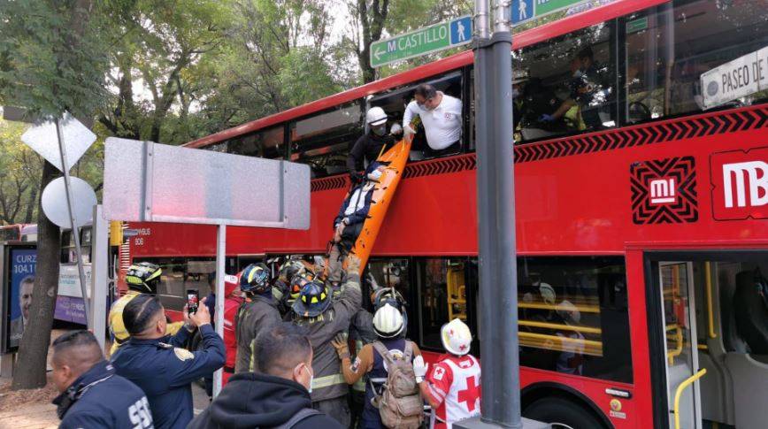 Abre carpeta de investigación la Fiscalía de la CDMX por choque entre Metrobús y camión.