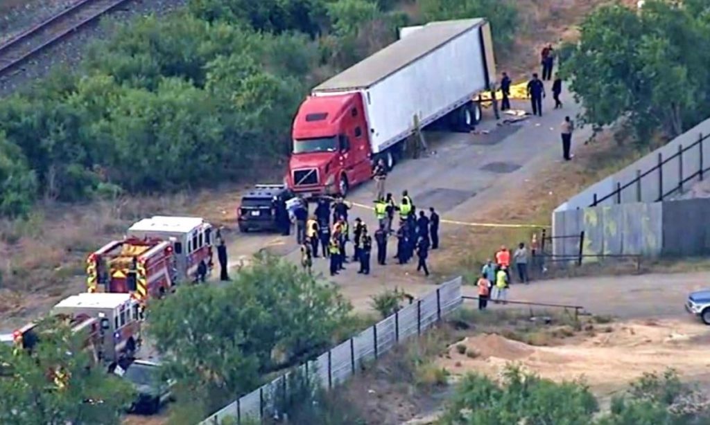 46 migrantes son hallados muertos en tráiler abandonado en Texas.