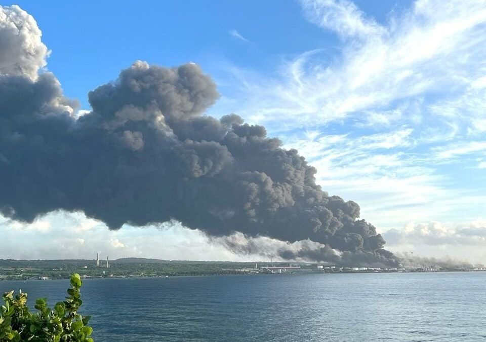 Por rayo explota en Cuba depósito de petróleo, 17 bomberos desaparecidos.