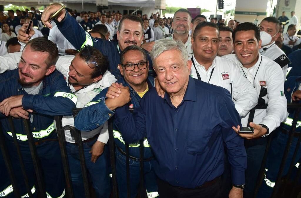 Andrés Manuel López Obrador por derecho a la electricidad, salud, y educación vs privatizaciones.