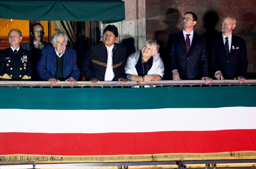 Mujica y Morales celebran el 15 de septiembre cantando “México lindo y querido si muero lejos de ti”.