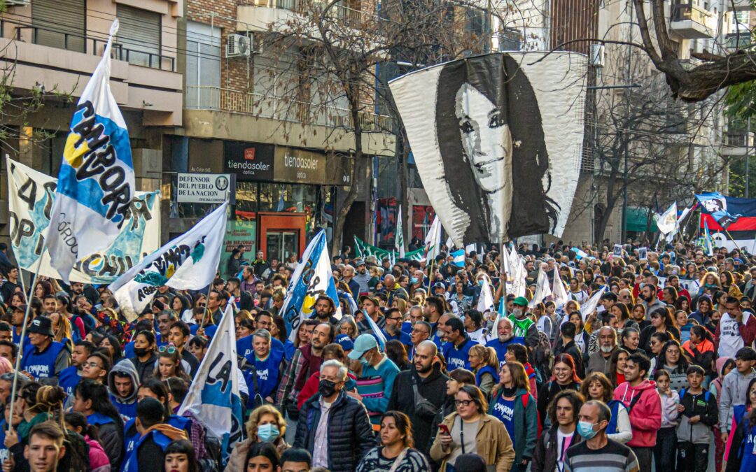 Marchan miles en Argentina en repudio por el intento de magnicidio de Cristina Fernández.