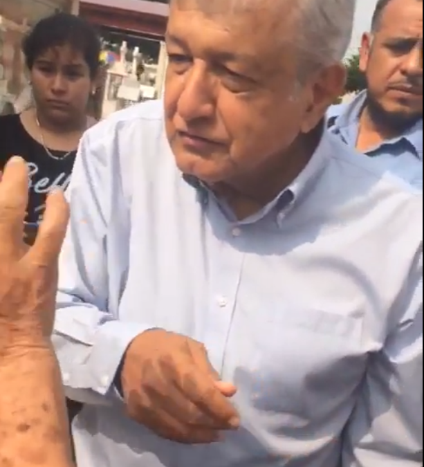 Andrés Manuel López Obrador visito la tumba de sus padres y esposa en Villa Hermosa.