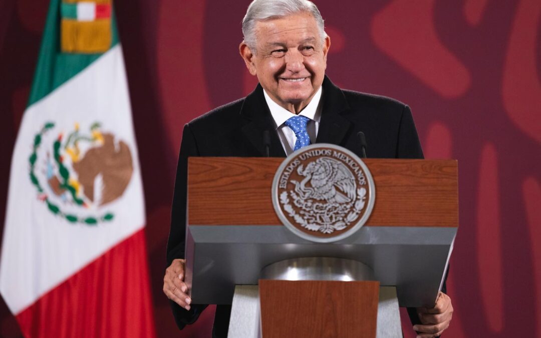 Anuncia Andrés Manuel López Obrador histórico aumento del 20% al salario mínimo.