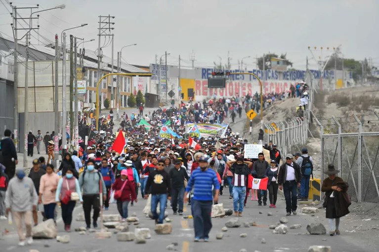 En Perú manifestaciones a favor de Pedro Castillo, termina en detenciones.