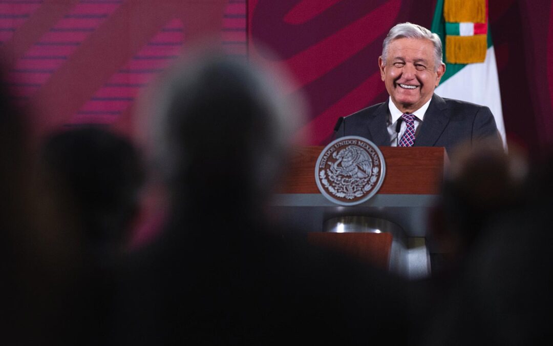 Andrés Manuel López obrador llama a no dejarse manipular con regalos de grupos del narcos.