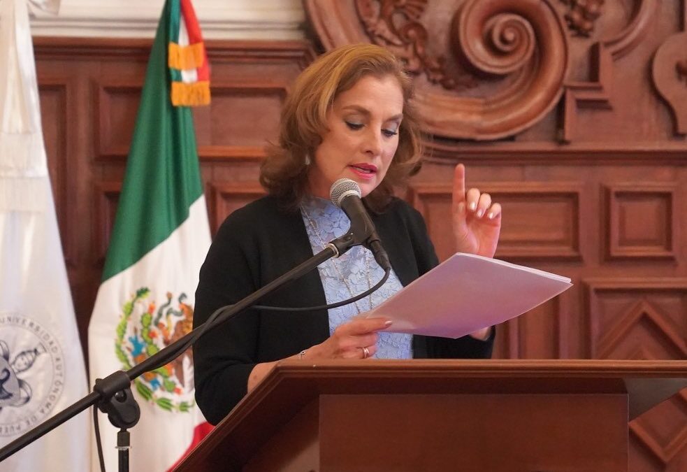 Beatriz Gutiérrez Müller exhibe a medios que aseguraron que AMLO dejo “Chamba”.