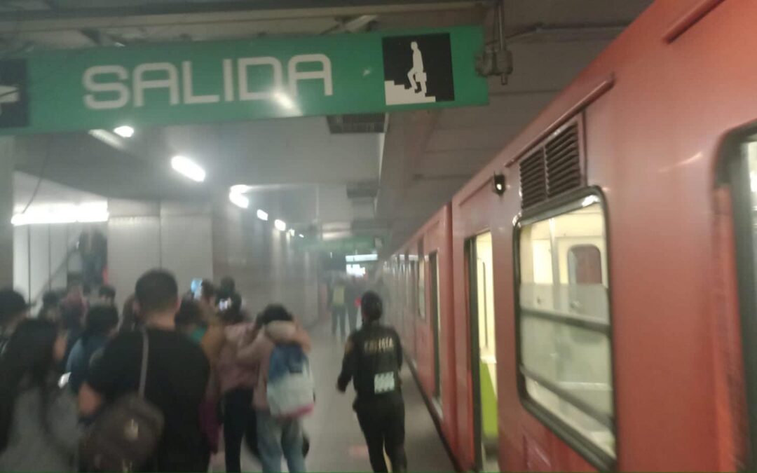 Explosión en Metro Bellas Artes; entre humo desalojan estación.