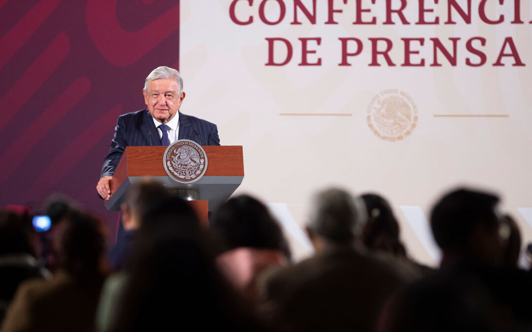 AMLO celebra titular del INE mujer: son más honestas y justas.