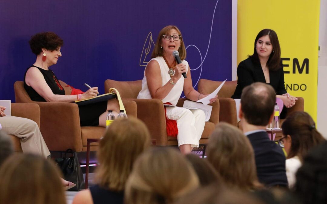 Tatiana Clouthier tunde a Dresser durante debate en la Universidad de Monterrey.