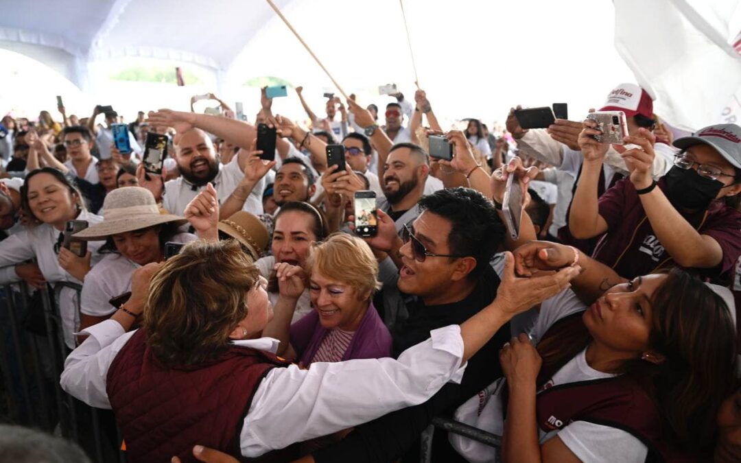 ¡Provocación! Integrantes del PRIAN realizan manifestación en evento de Delfina en Naucalpan.