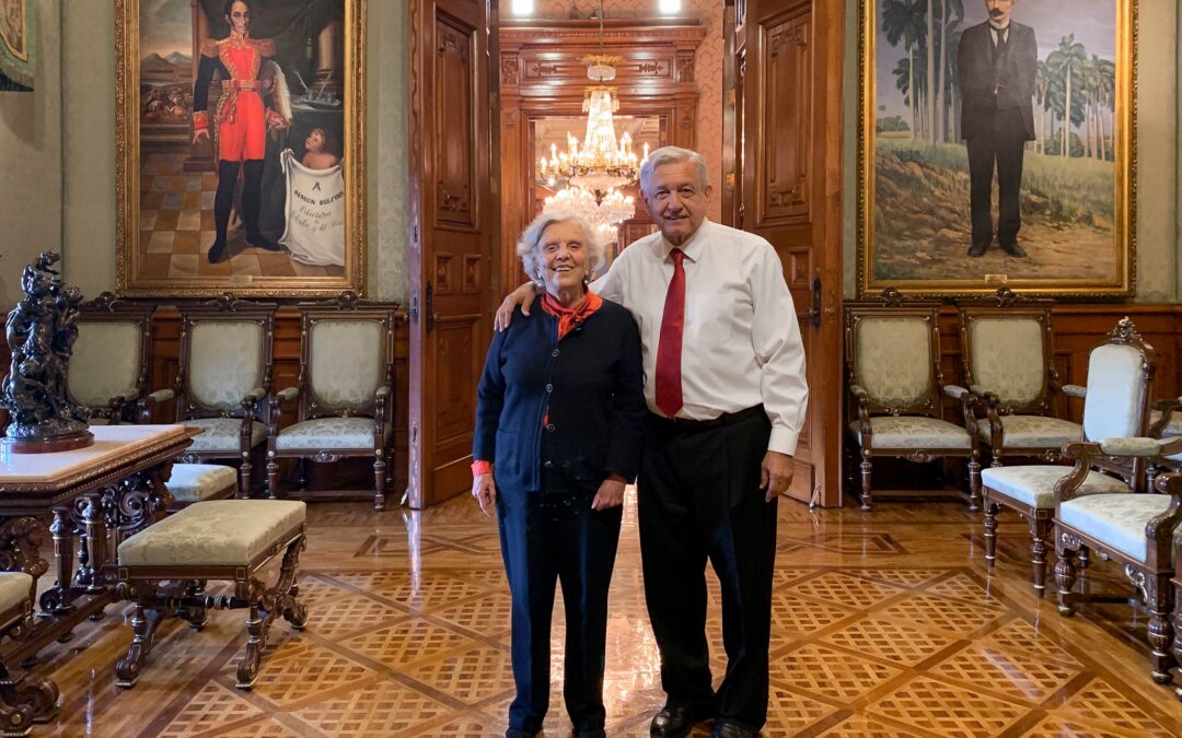 Elena Poniatowska recibe medalla Belisario Domínguez por el senado.