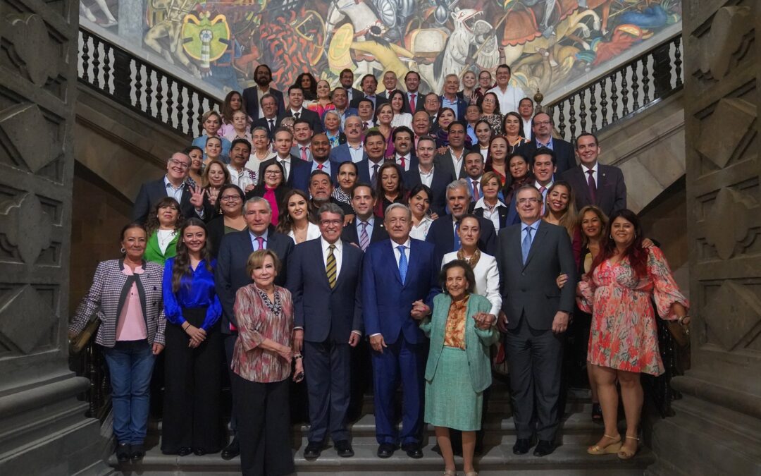 AMLO se reúne con senadores y aspirantes y presidenciales.